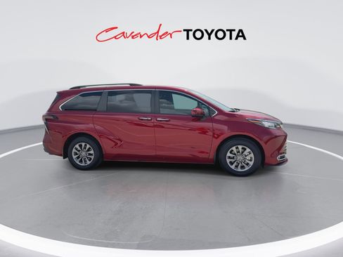 Used 2023 Toyota Sienna XLE FWD image 9