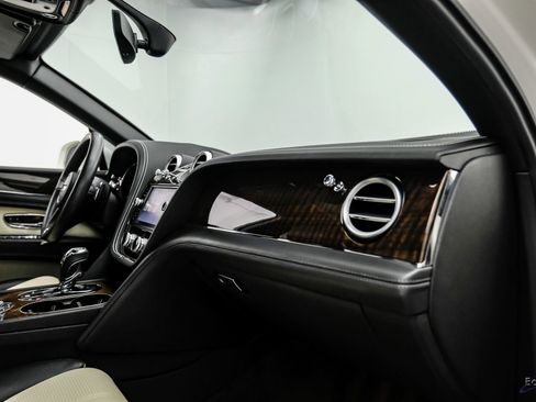 Used 2019 Bentley Bentayga image 45