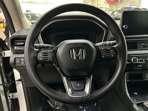 Used 2025 Honda Pilot Elite image 16