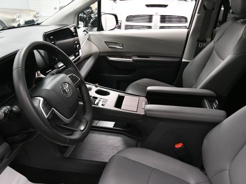 Used 2024 Toyota Sienna XLE FWD image 20