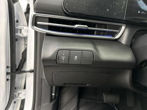 New 2025 Hyundai Elantra Limited image 32