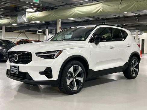 Certified 2026 Volvo XC40 B5 Plus AWD/4WD image 5