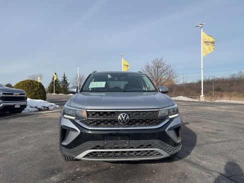 Used 2024 Volkswagen Taos SE image 2