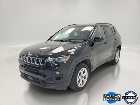 Used 2025 Jeep Compass Latitude image 3