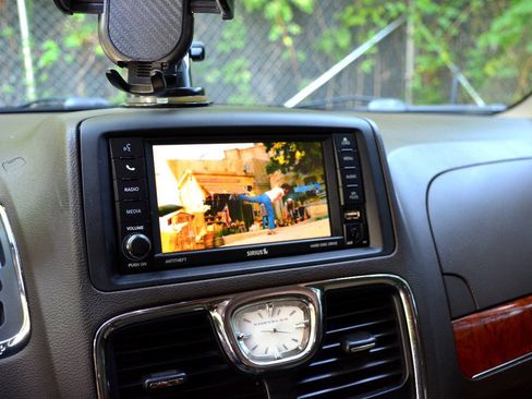 Used 2015 Chrysler Town & Country Touring-L w/ Driver Convenience Group FWD image 19
