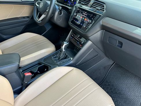 Used 2023 Volkswagen Tiguan SE w/ Panoramic Sunroof Package FWD image 17