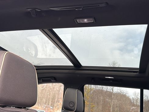 Used 2023 GMC Yukon SLT w/ SLT Luxury Package image 30