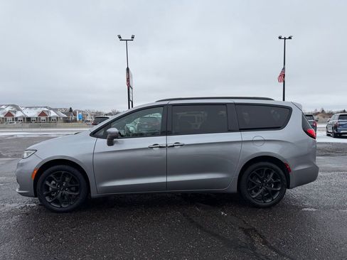 Used 2021 Chrysler Pacifica Touring-L w/ Uconnect Theater Family Group AWD/4WD image 9