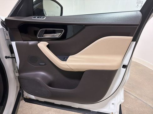 Used 2020 Jaguar F-PACE Prestige image 23