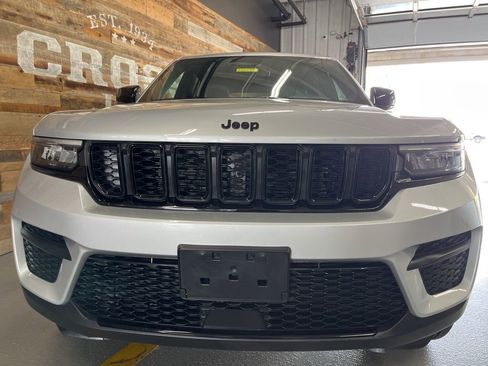 Used 2023 Jeep Grand Cherokee Altitude AWD/4WD image 7