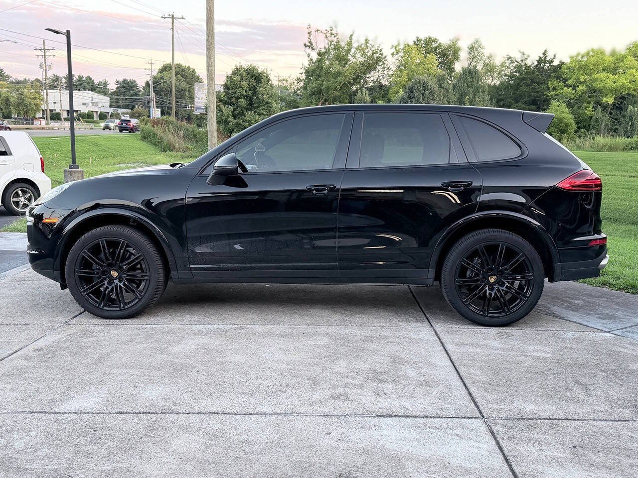 Used 2017 Porsche Cayenne Platinum Edition AWD/4WD image 4