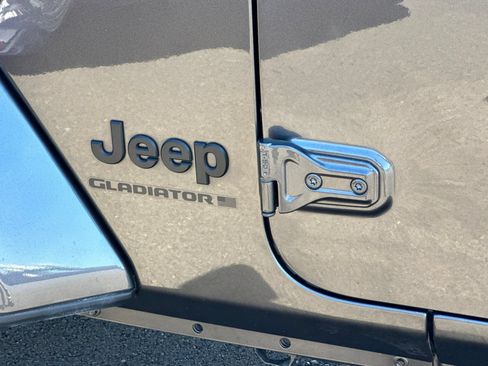 Used 2023 Jeep Gladiator Sport AWD/4WD image 25