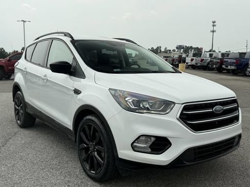 Used 2018 Ford Escape SE w/ SE Sport Appearance Package FWD image 2