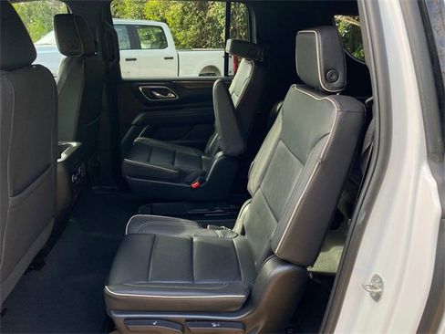 Used 2023 Chevrolet Suburban Premier image 8