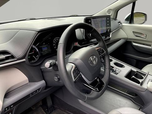 Used 2022 Toyota Sienna Limited image 16