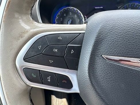 Used 2019 Chrysler Pacifica Limited w/ Tire & Wheel Group FWD image 12