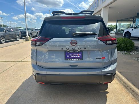 Used 2025 Nissan Rogue SV AWD/4WD image 9