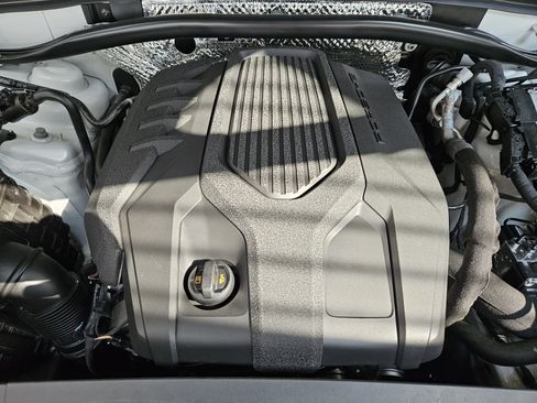 Certified 2025 Porsche Macan image 30