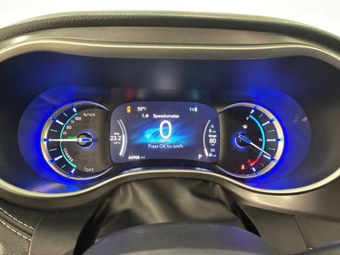 Used 2024 Chrysler Pacifica Select image 25