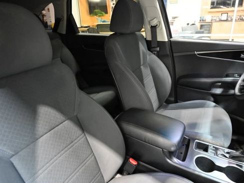 Used 2019 Kia Sorento LX image 9