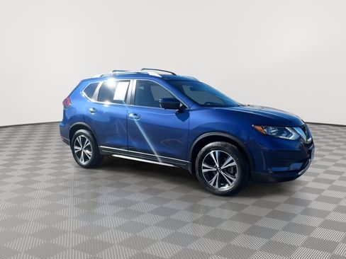 Used 2020 Nissan Rogue SV w/ Premium Package image 2