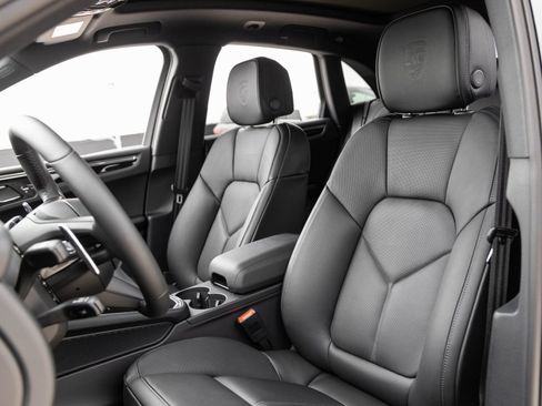 Certified 2026 Porsche Macan AWD/4WD image 5