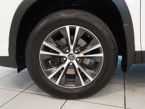 Used 2019 Toyota Highlander LE AWD/4WD image 16