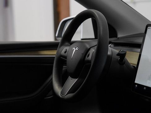 Used 2022 Tesla Model Y Long Range image 22
