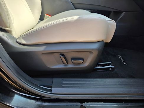 Used 2025 Nissan Rogue SL w/ Tech Package image 12