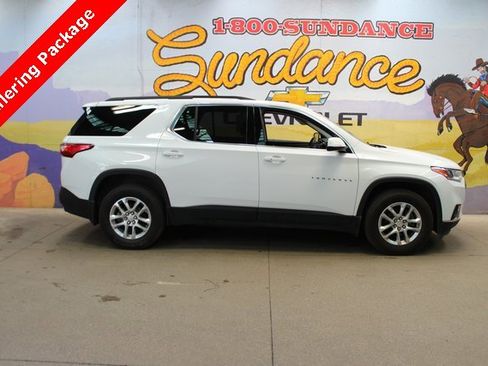 Used 2020 Chevrolet Traverse LT image 1