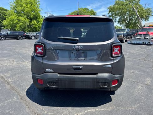 Used 2018 Jeep Renegade Latitude w/ Advanced Technology Group FWD image 4