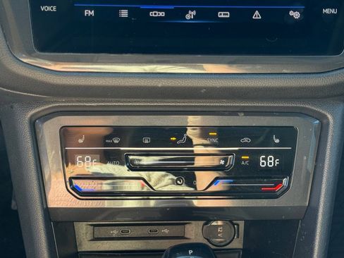 Used 2022 Volkswagen Tiguan SE w/ Panoramic Sunroof Package image 22