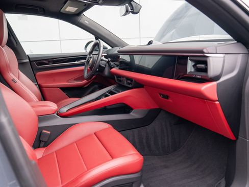 Certified 2025 Porsche Macan Electric image 26