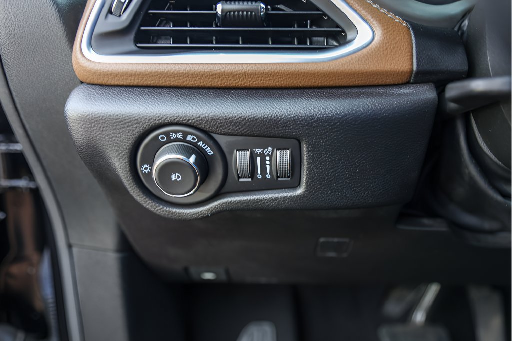 Used 2021 Chrysler Pacifica Limited w/ Uconnect Theater Family Group FWD image 17