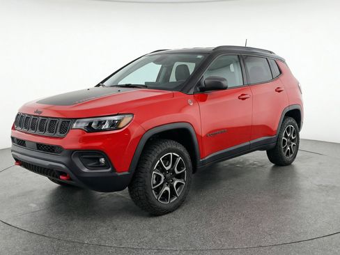 Used 2025 Jeep Compass Trailhawk AWD/4WD image 3