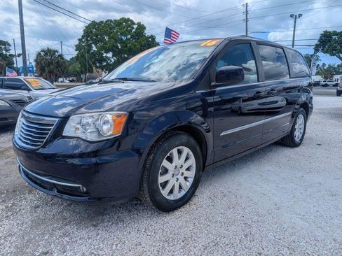 Used 2016 Chrysler Town & Country Touring image 3