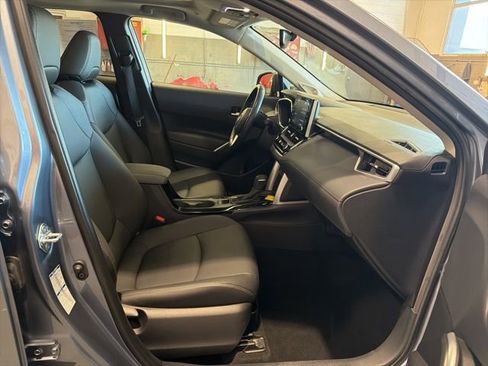 Used 2022 Toyota Corolla Cross XLE image 12
