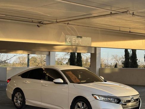 Used 2018 Honda Accord LX image 3