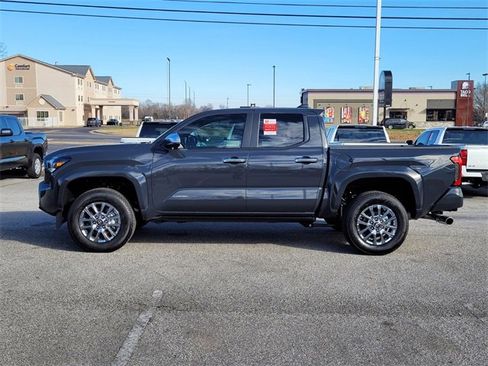 Used 2024 Toyota Tacoma Limited image 4