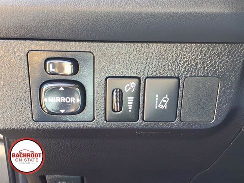 Used 2018 Toyota RAV4 LE AWD/4WD image 17