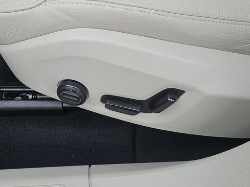 Used 2025 Volvo XC60 T8 Plus w/ Protection Package Premier image 16