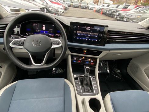 Certified 2025 Volkswagen Jetta SE image 10