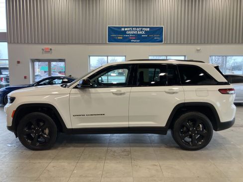 Used 2023 Jeep Grand Cherokee Limited w/ Luxury Tech Group II image 8