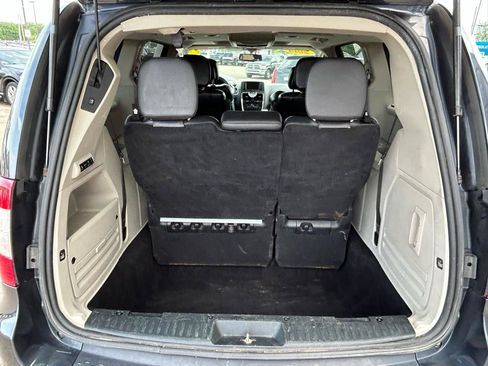 Used 2014 Chrysler Town & Country Touring-L FWD image 16