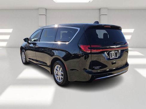 Used 2024 Chrysler Pacifica Touring-L image 3