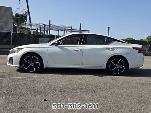 Used 2024 Nissan Altima 2.5 SR w/ SR Premium Package FWD image 2