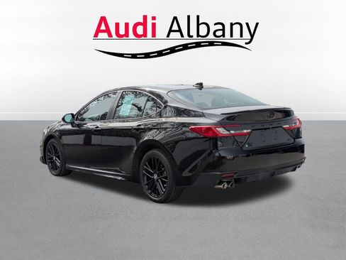 Used 2025 Toyota Camry SE image 4