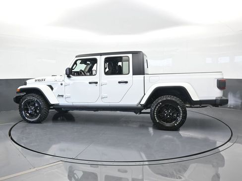 Used 2024 Jeep Gladiator Sport image 3