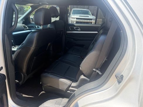 Used 2017 Ford Explorer XLT w/ Equipment Group 202A AWD/4WD image 8