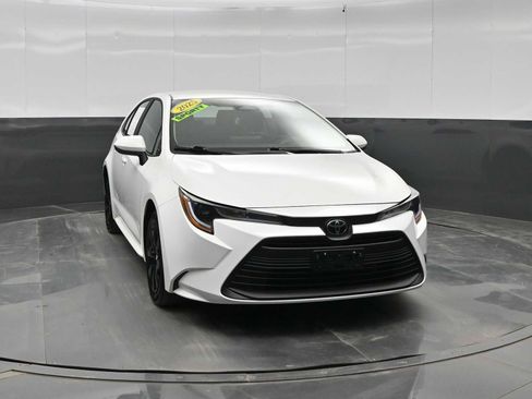 Used 2025 Toyota Corolla LE FWD image 2